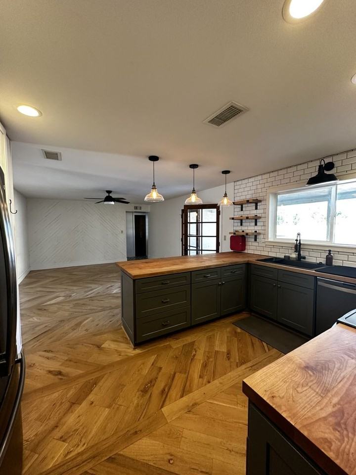 655 N Oracle - Photo 5 of 8
