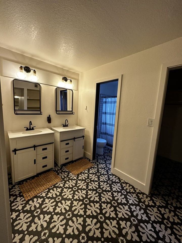 655 N Oracle - Photo 7 of 8