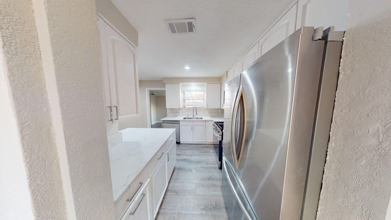 6403 Julie St - Photo 4 of 16