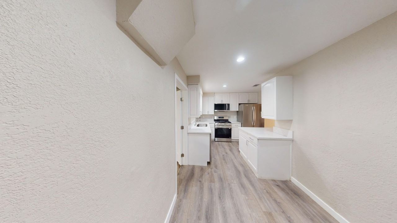 6403 Julie St - Photo 5 of 16