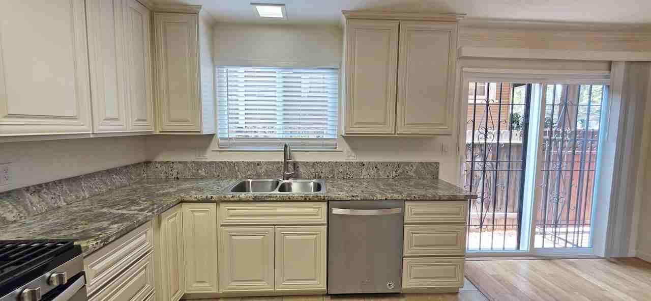 1430 V Street - Photo 5 of 43