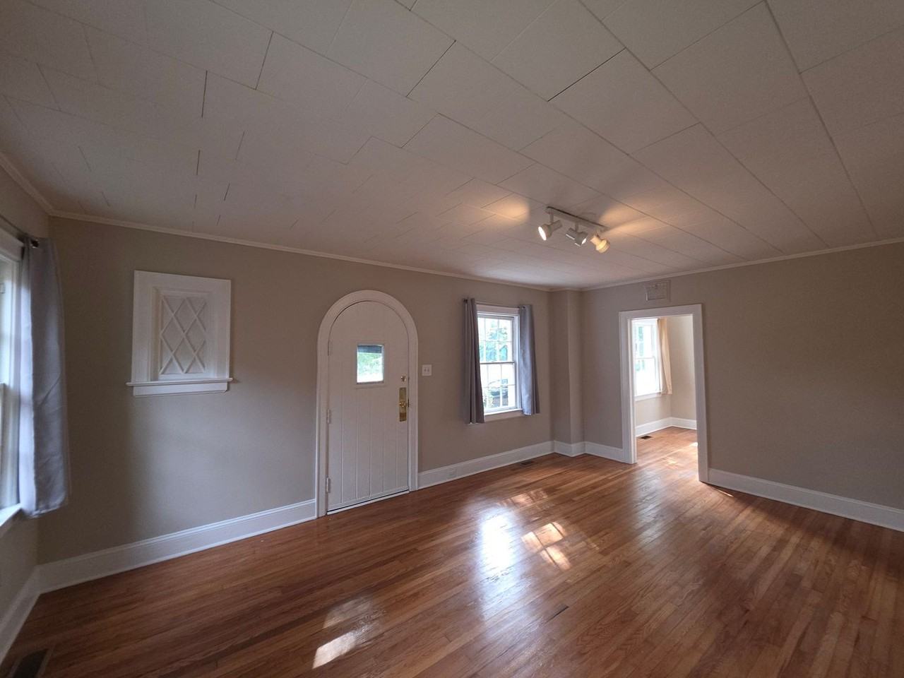 2429 Commonwealth Ave - Photo 3 of 13