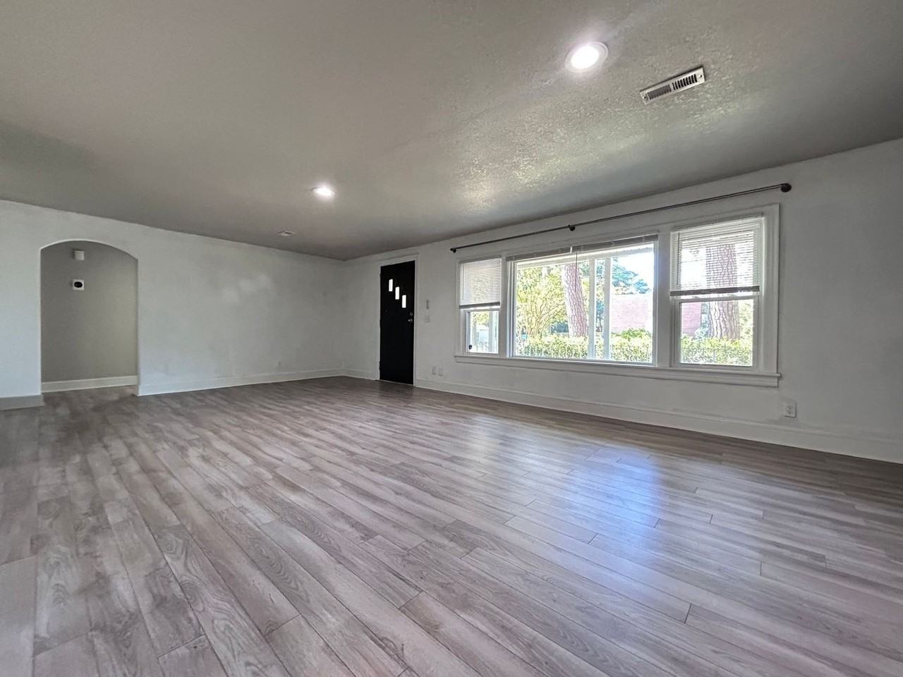 3600 Riverside Dr - Photo 2 of 9