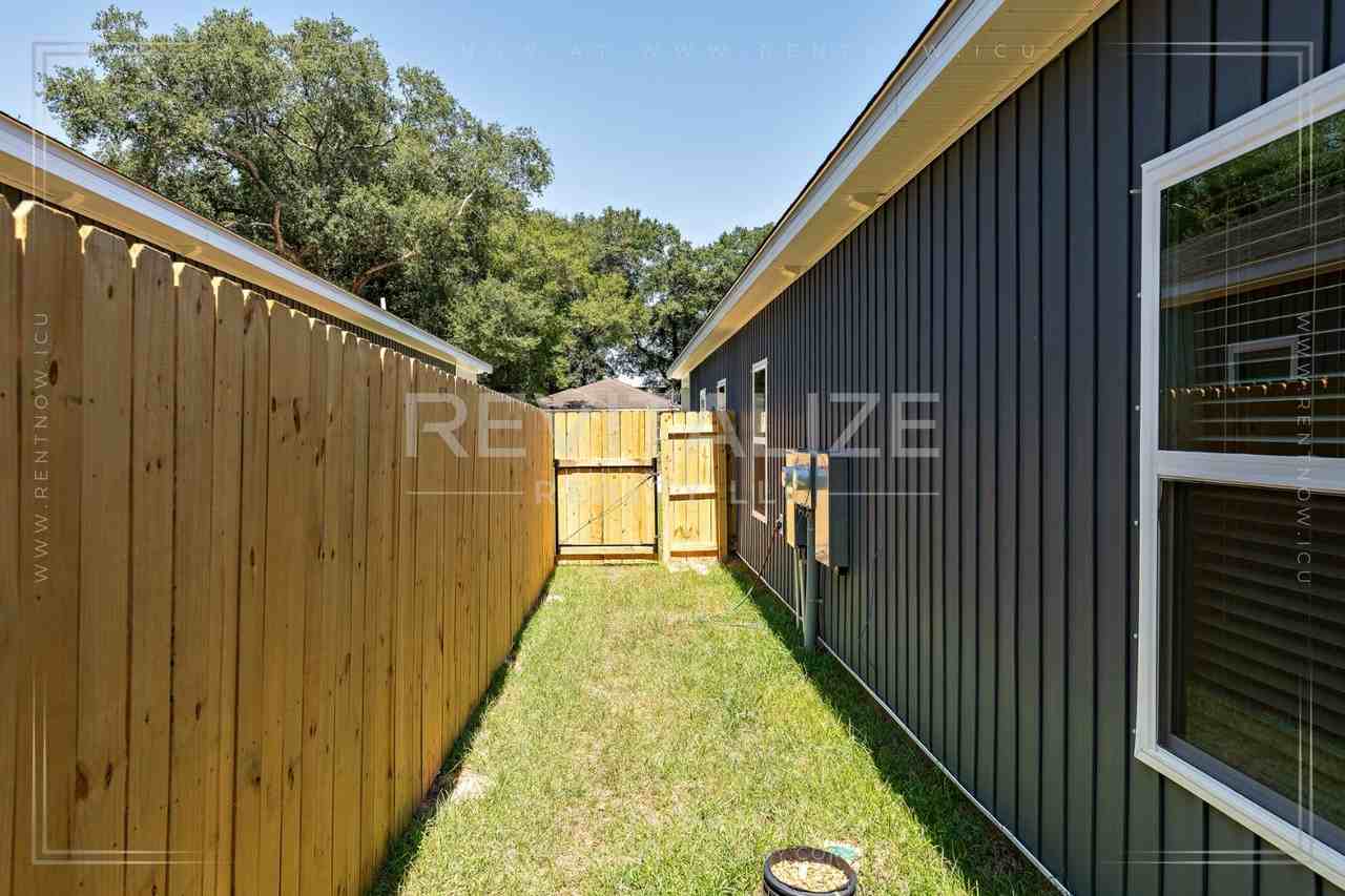 127 Harris Ave #B - Photo 3 of 36