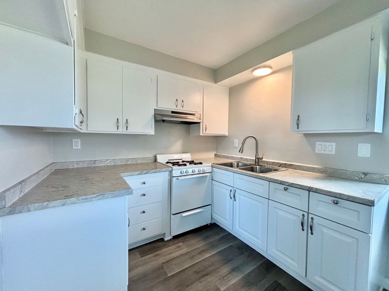 920 W Cedar Ct #A - Photo 3 of 19