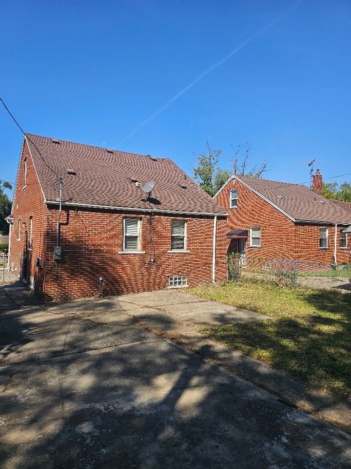 19346 Revere St - Photo 2 of 46