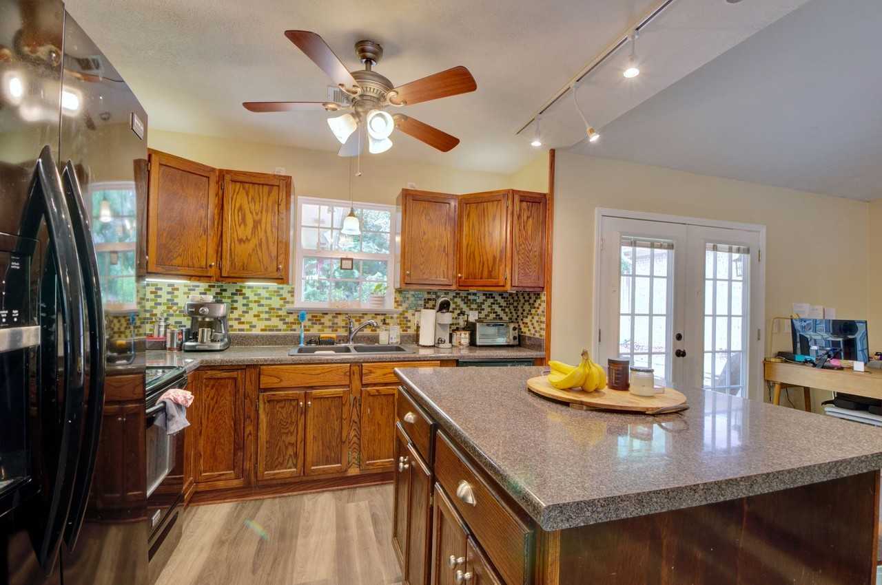 251 Ivy Ln - Photo 3 of 19