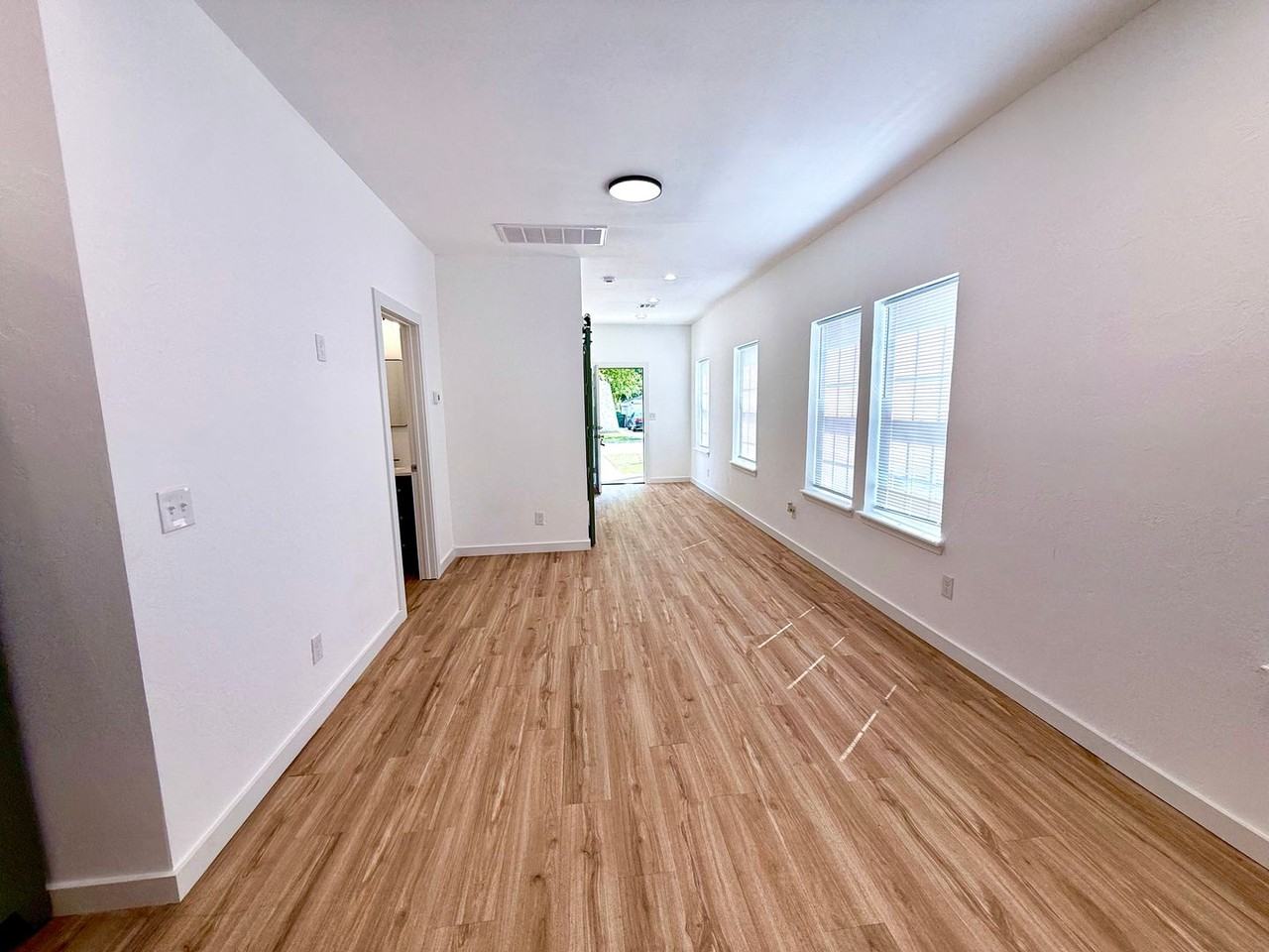 1709 N Linn Ave - Photo 2 of 13