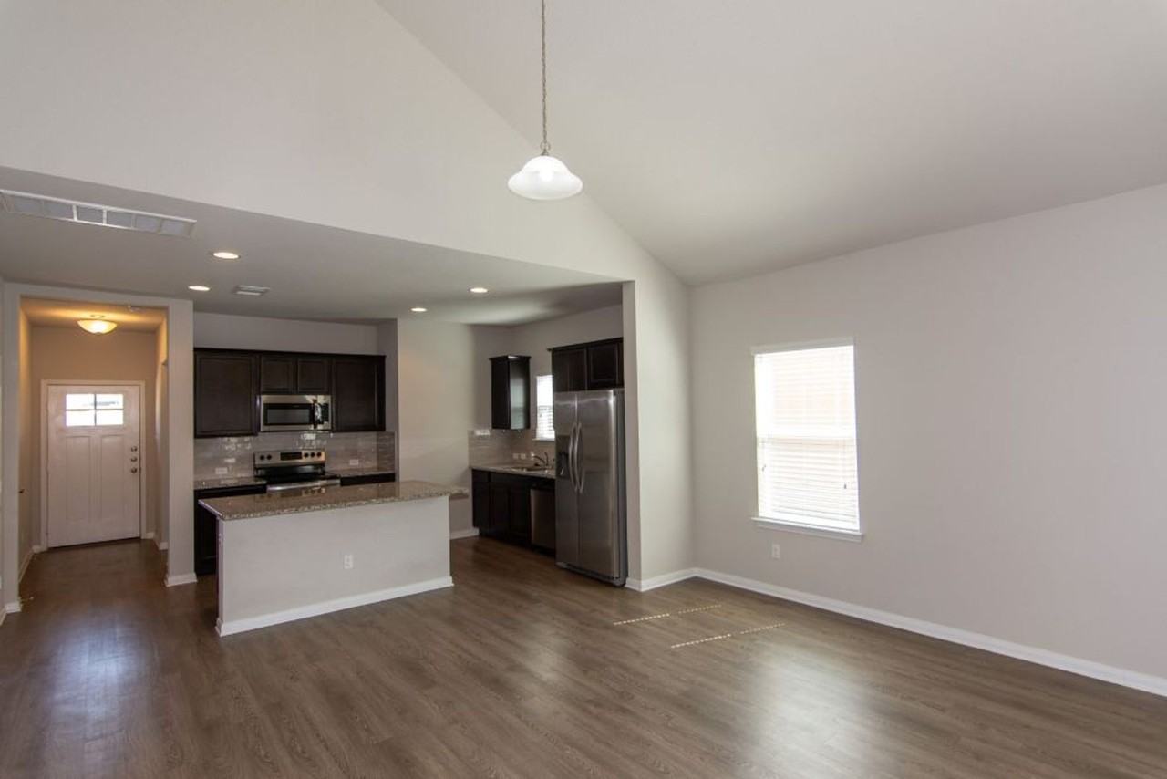 649 Donegal Ln - Photo 7 of 28