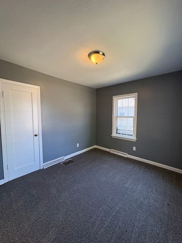 1320 Eastwood Ave - Photo 4 of 12