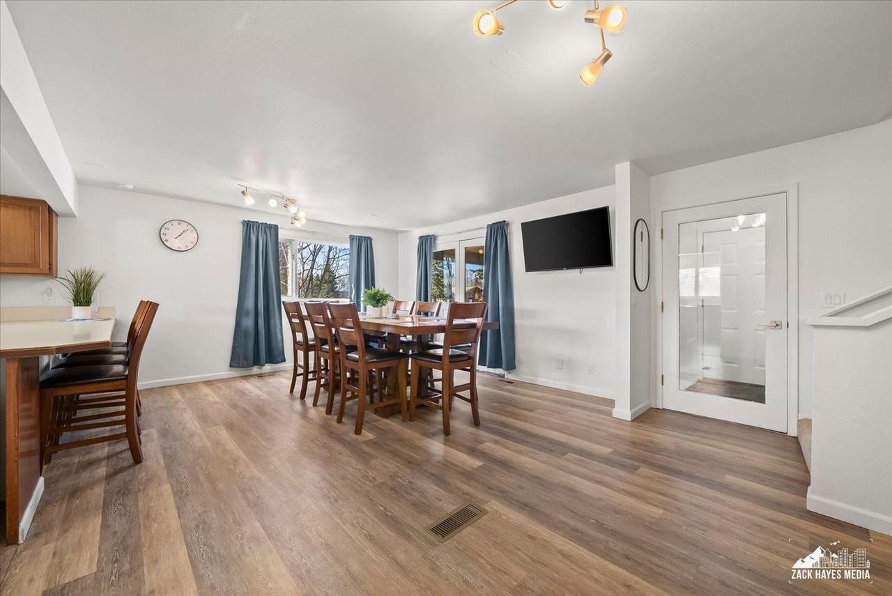 324 E Manor Ave - Photo 2 of 41