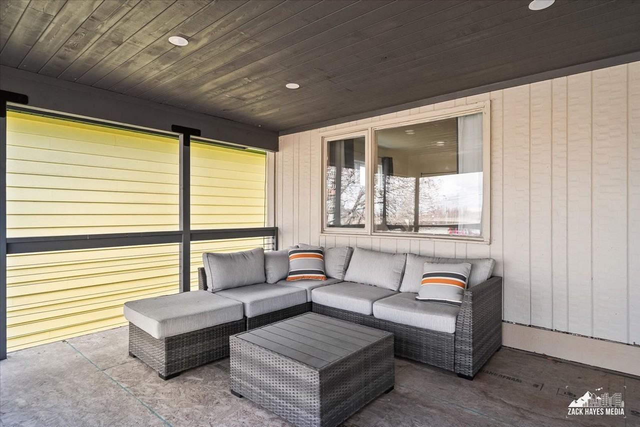 324 E Manor Ave - Photo 4 of 41