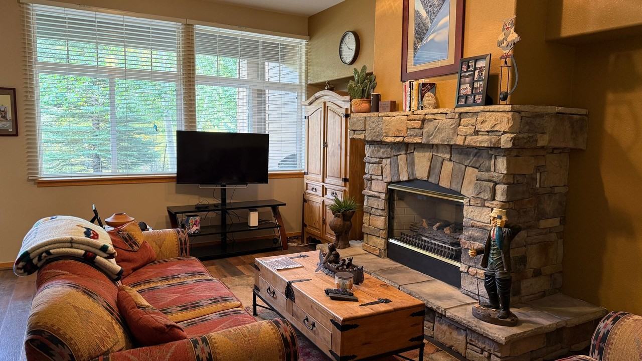 184 Robin Dr - Photo 3 of 16