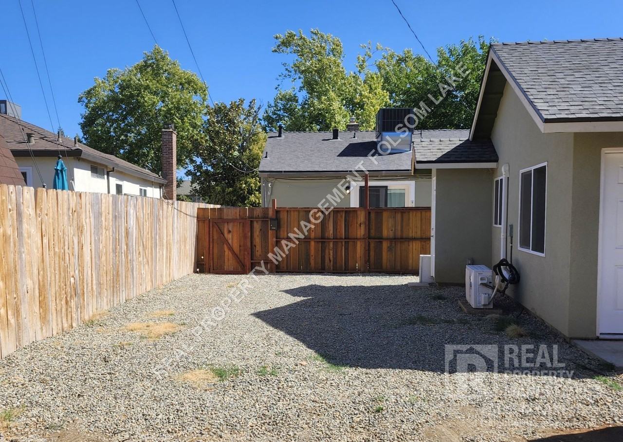 814 1/2 Rumsey Way - Photo 2 of 11