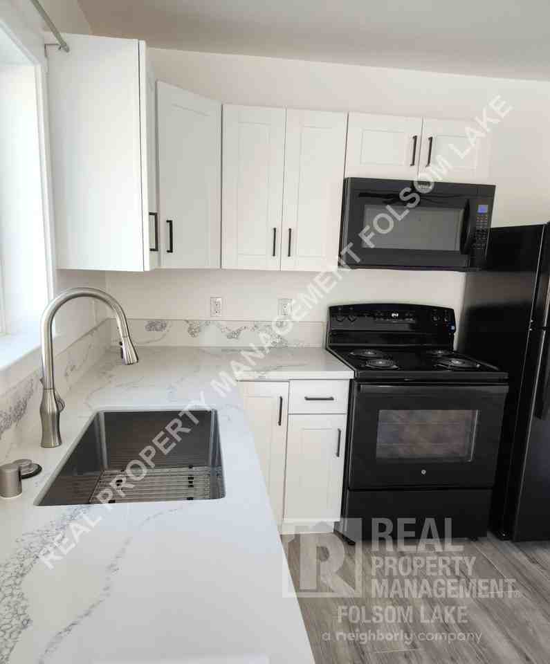 814 1/2 Rumsey Way - Photo 3 of 11
