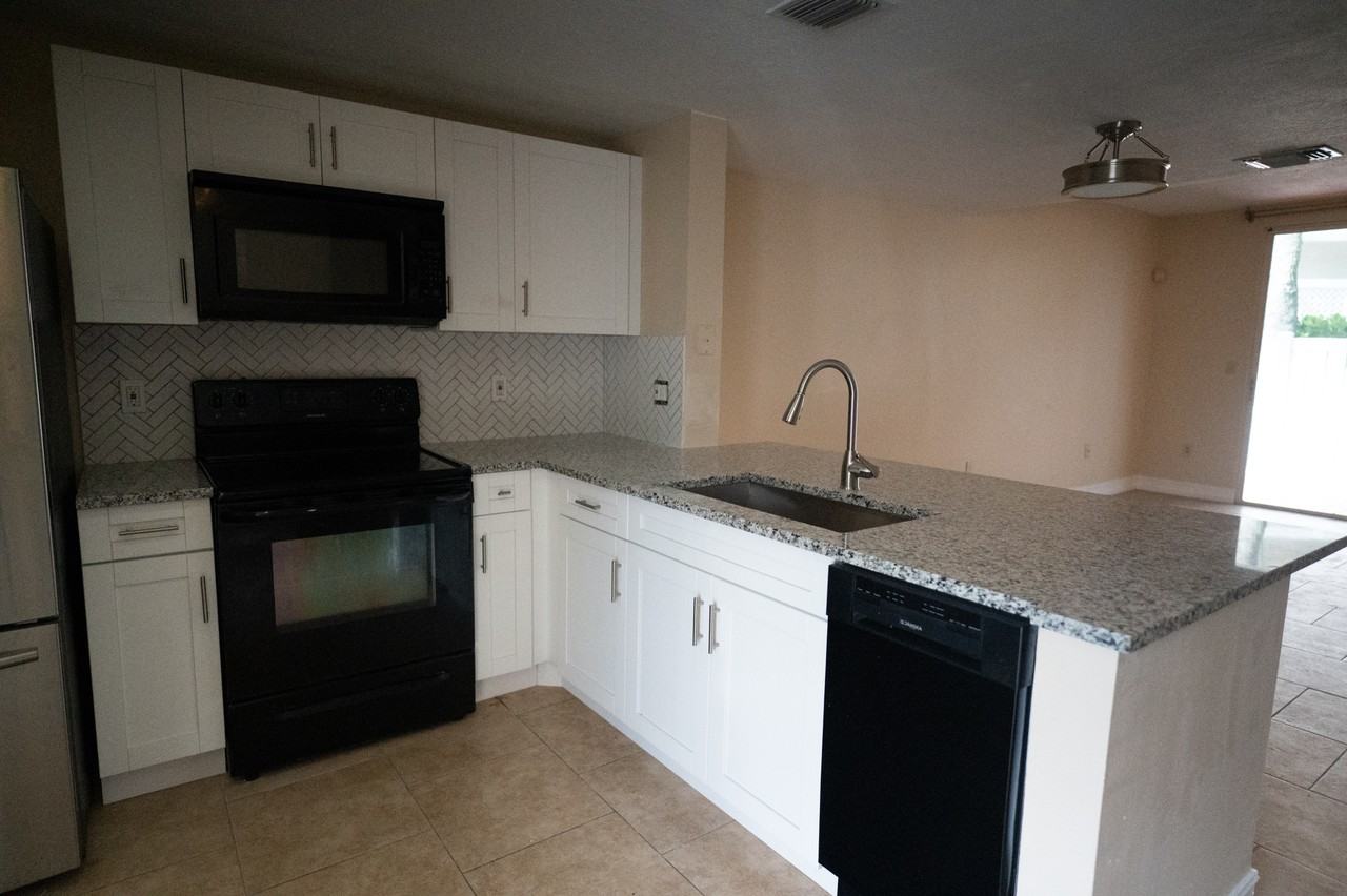 1088 Jeffery St - Photo 2 of 45