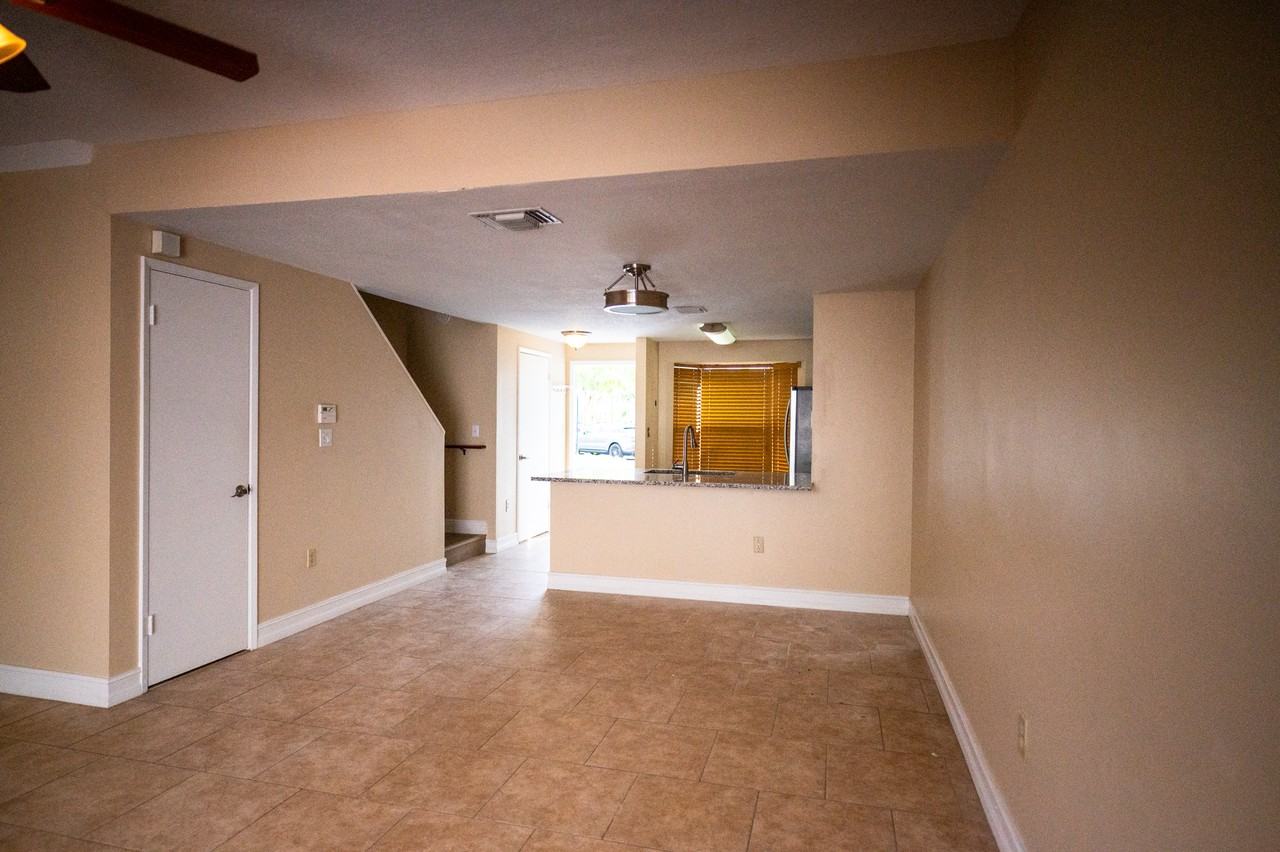 1088 Jeffery St - Photo 5 of 45