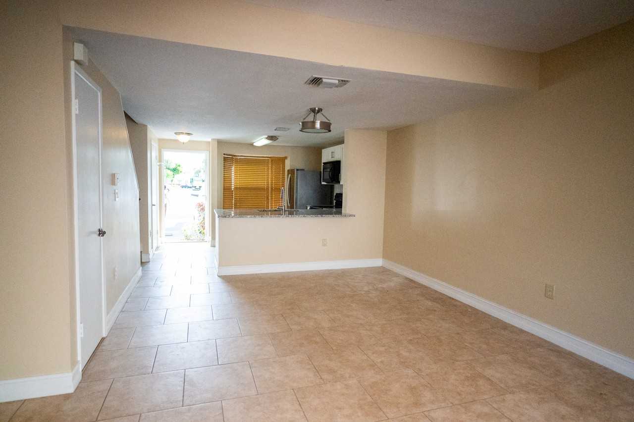 1088 Jeffery St - Photo 7 of 45