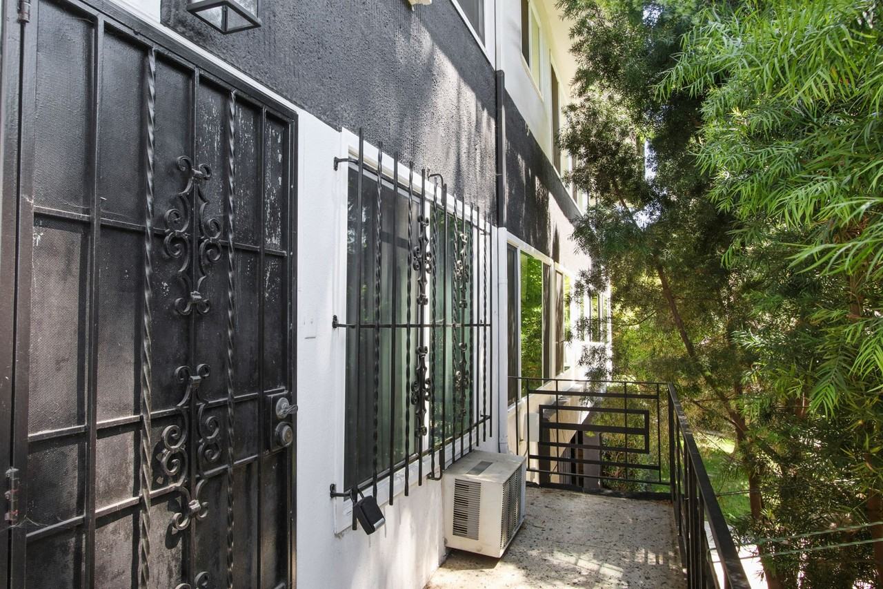 7941 Selma - Photo 2 of 33