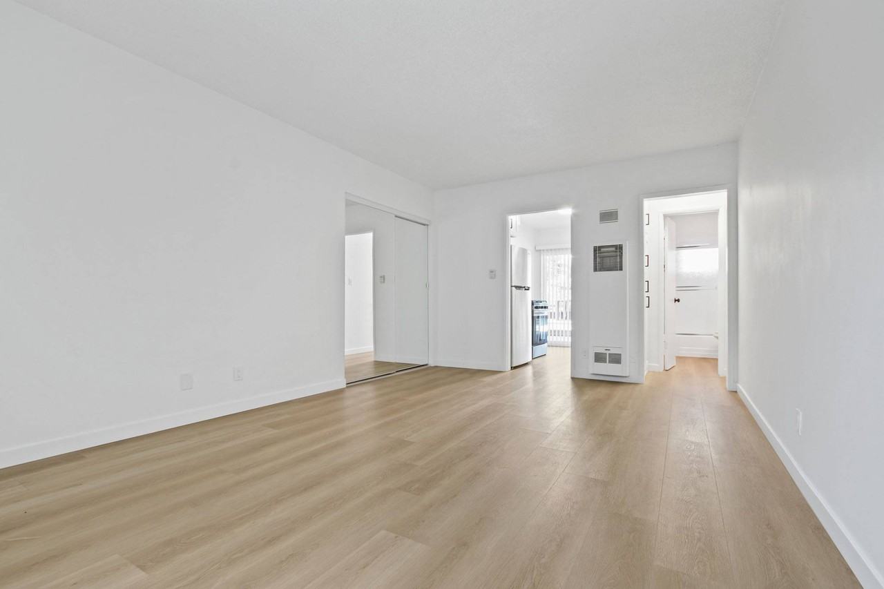 7941 Selma - Photo 3 of 33