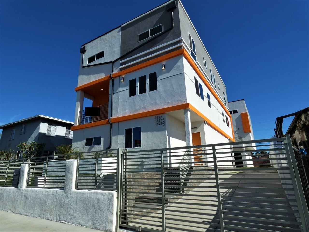 1628 S La Brea Ave - Photo 5 of 20