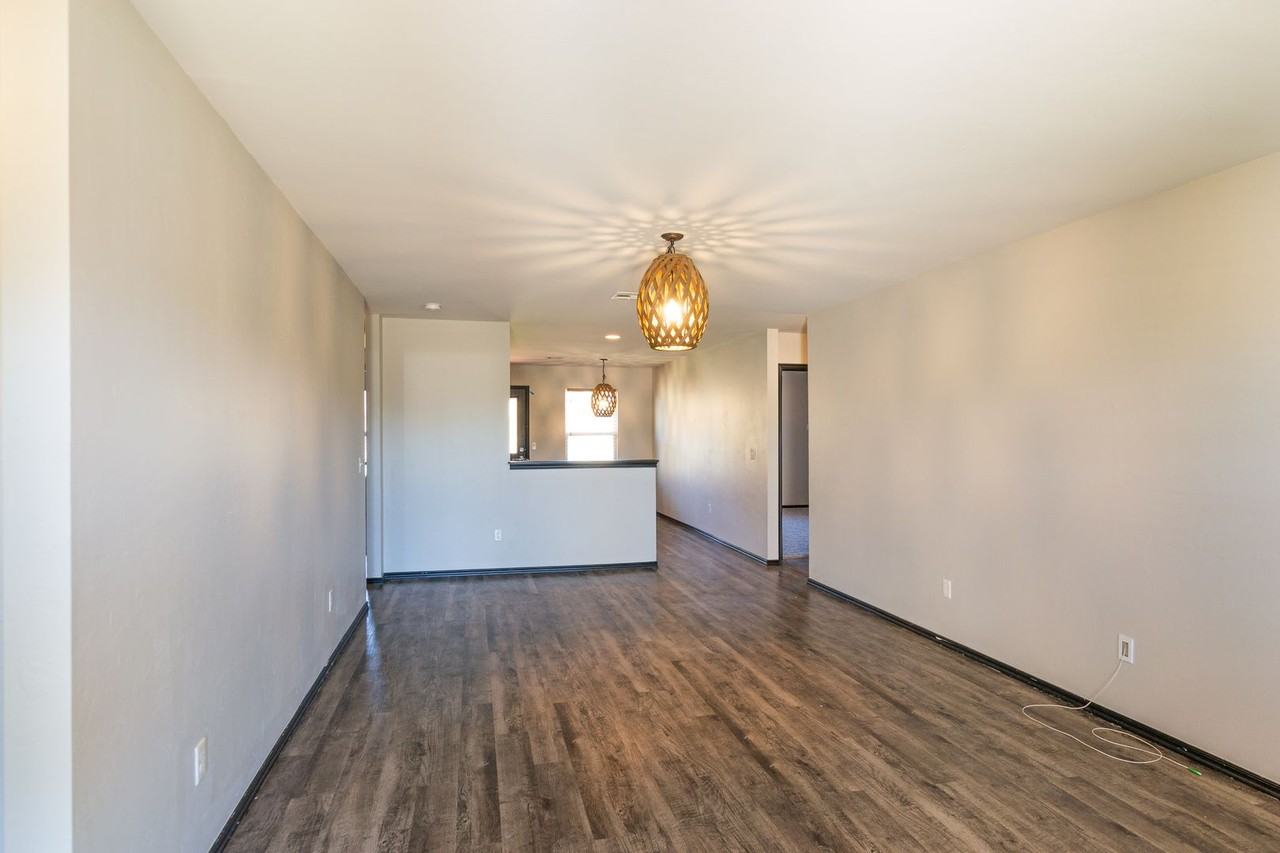 1425 Sandstone Dr - Photo 3 of 26