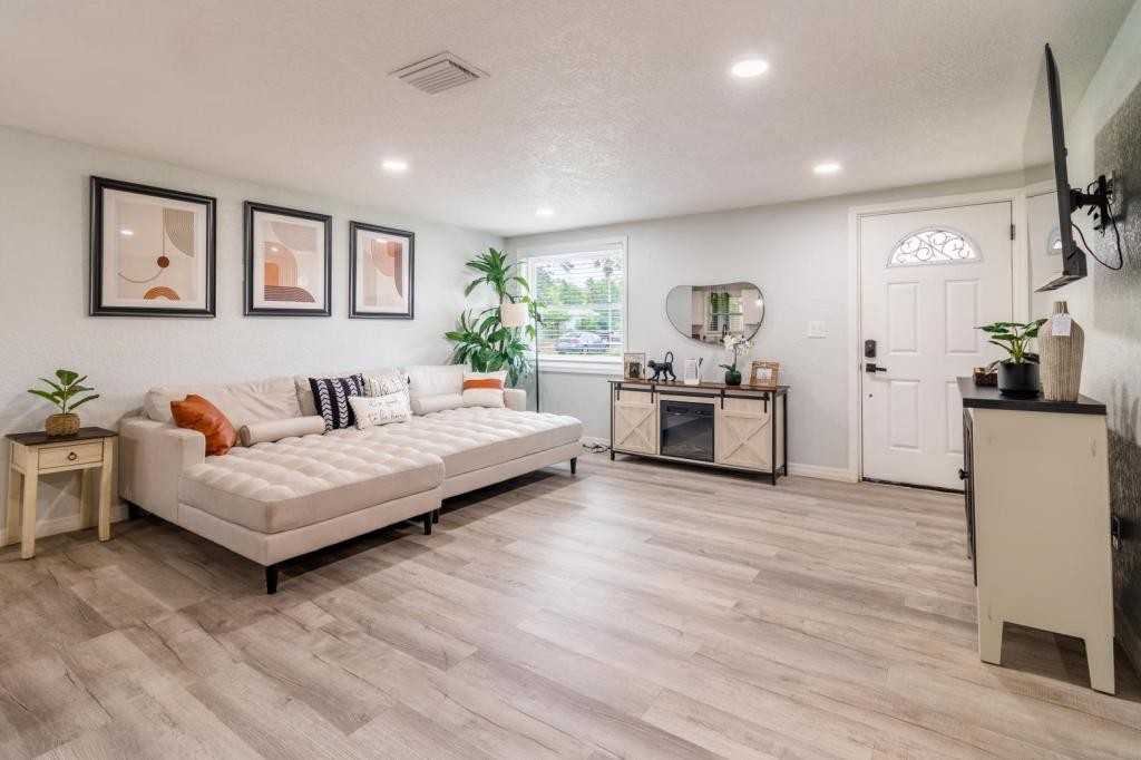 219 S Webb Rd - Photo 3 of 35