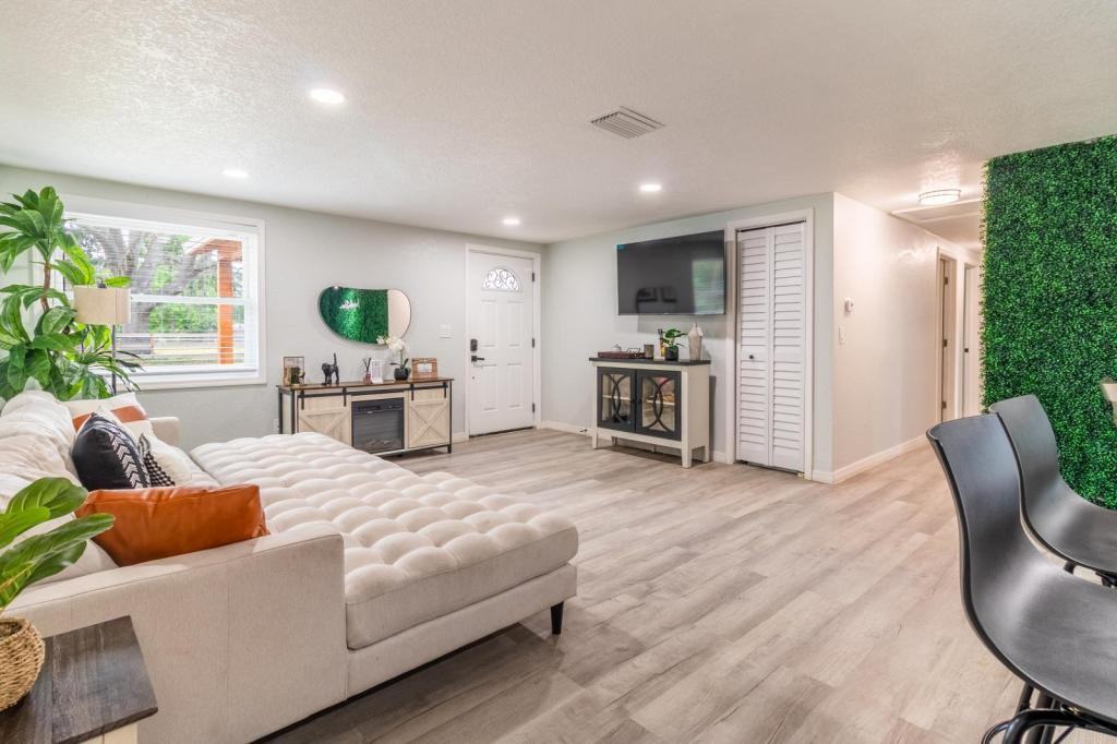 219 S Webb Rd - Photo 4 of 35