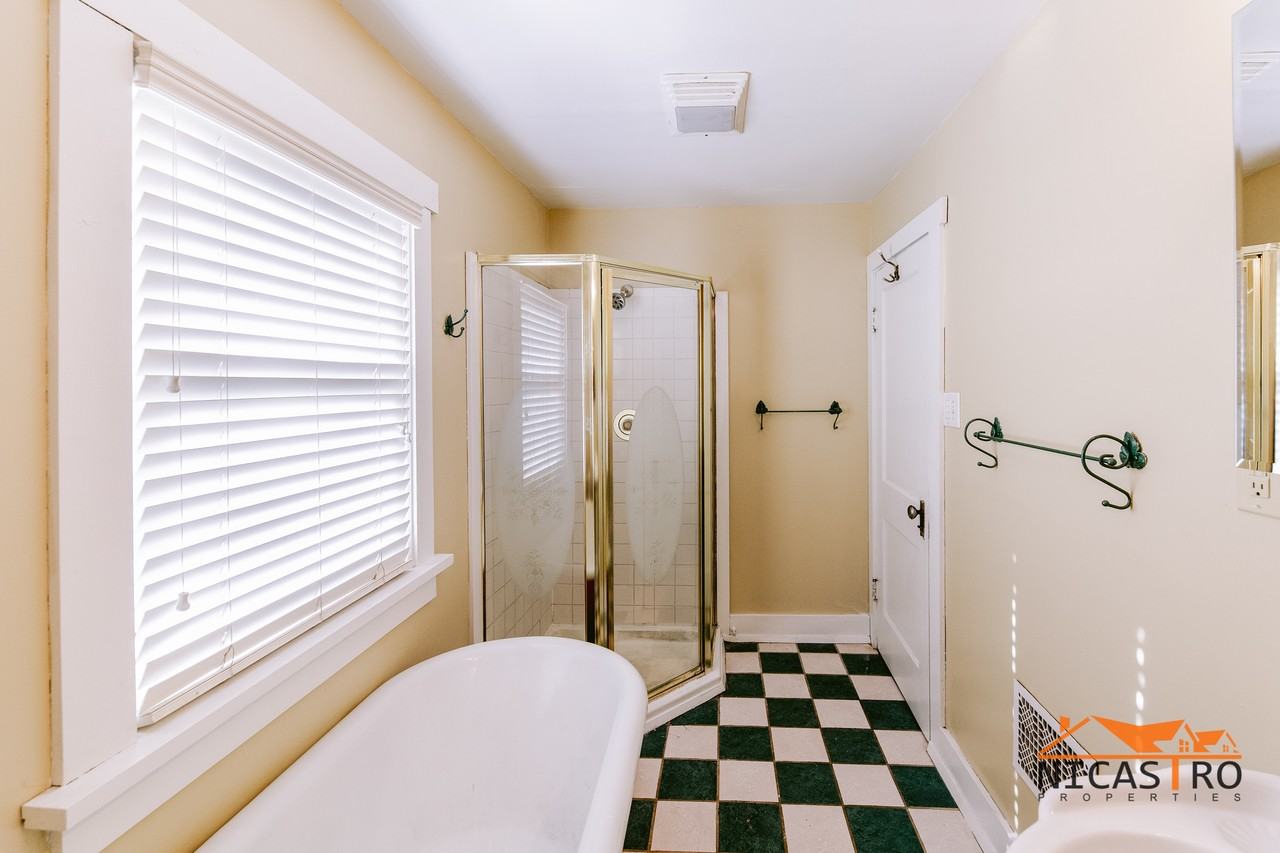 2140 Waldeck Ave - Photo 3 of 34