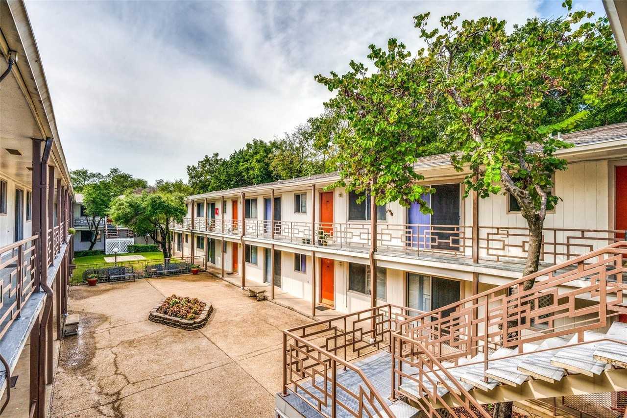 325 E Phillips St #21 - Photo 3 of 12