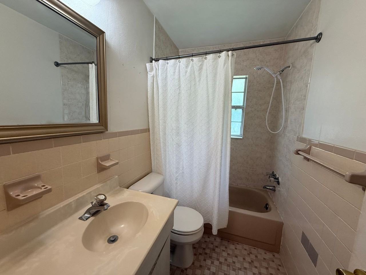 3385 S Highlands Ave - Photo 3 of 8