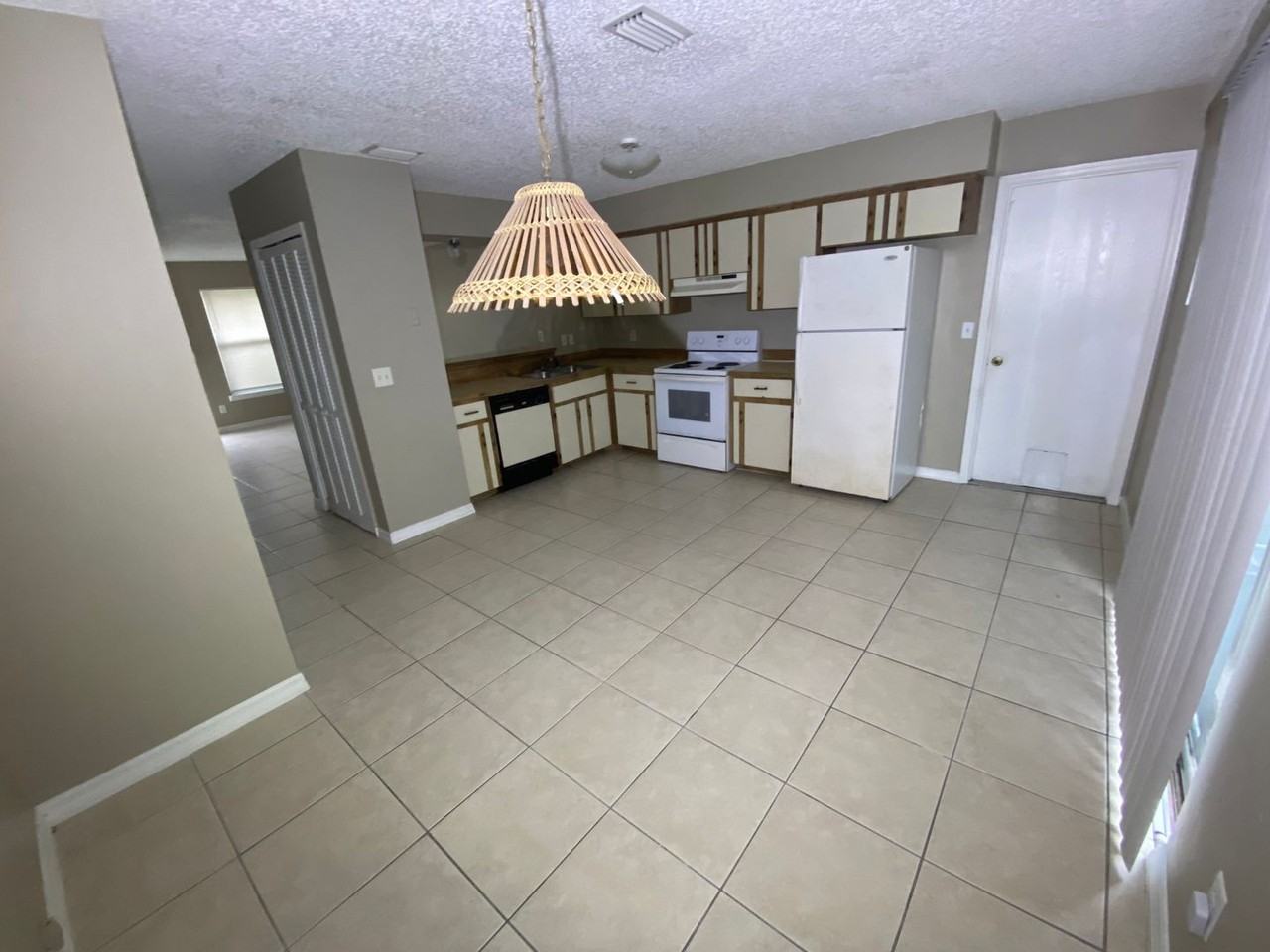 121 Cascade Street #B - Photo 4 of 12