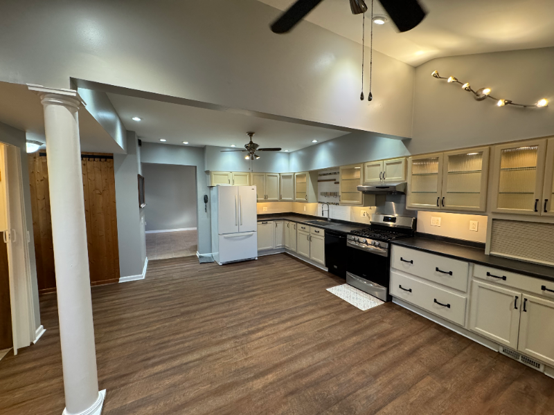 337 Beach Ave - Photo 3 of 17