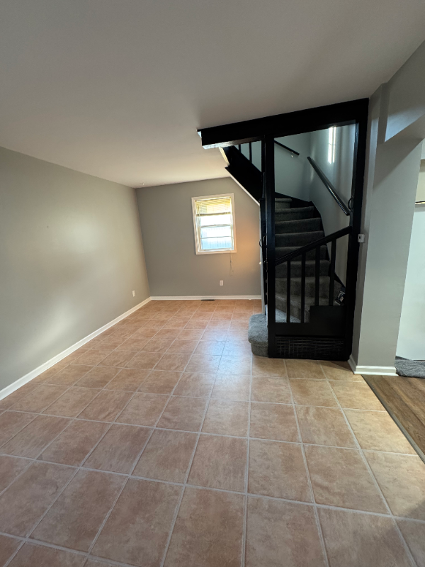 337 Beach Ave - Photo 5 of 17