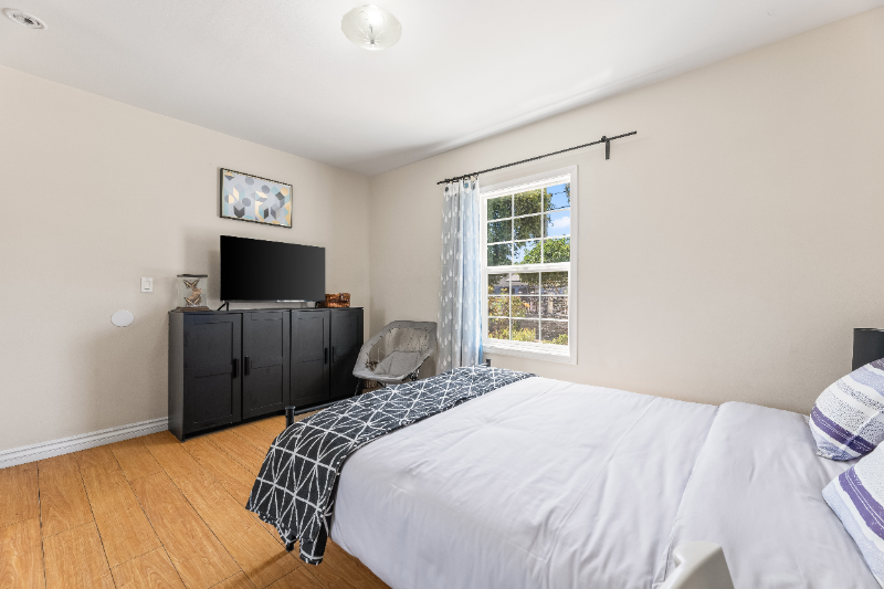 7452 Jamieson Avenue - Photo 5 of 43