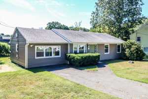 featured image of 32 Hickory St