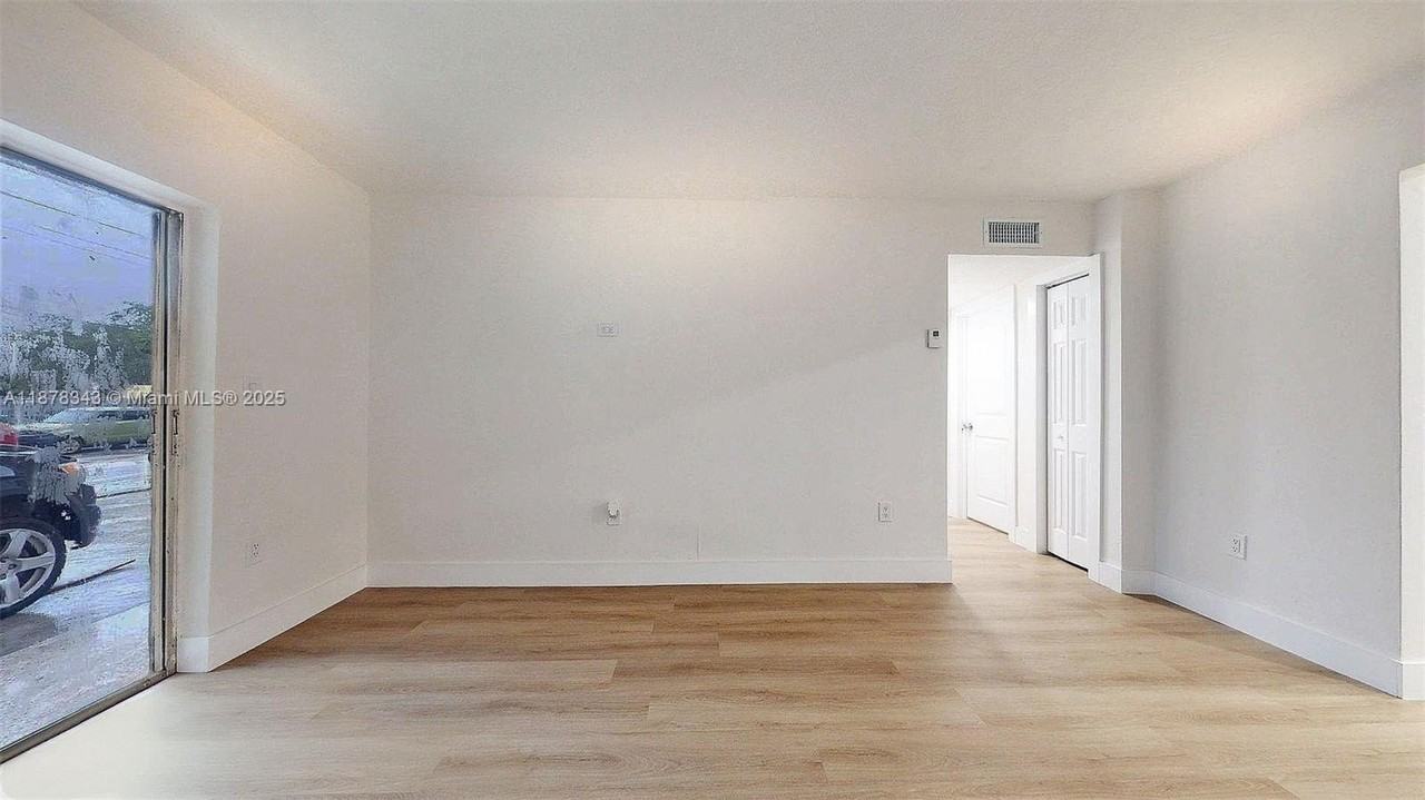 567 Sw 3rd St #1 - Photo 4 of 24