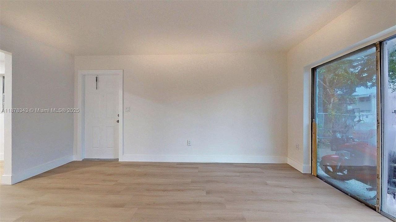 567 Sw 3rd St #1 - Photo 5 of 24