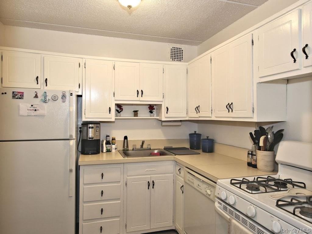 480 Halstead Ave #4J - Photo 2 of 10