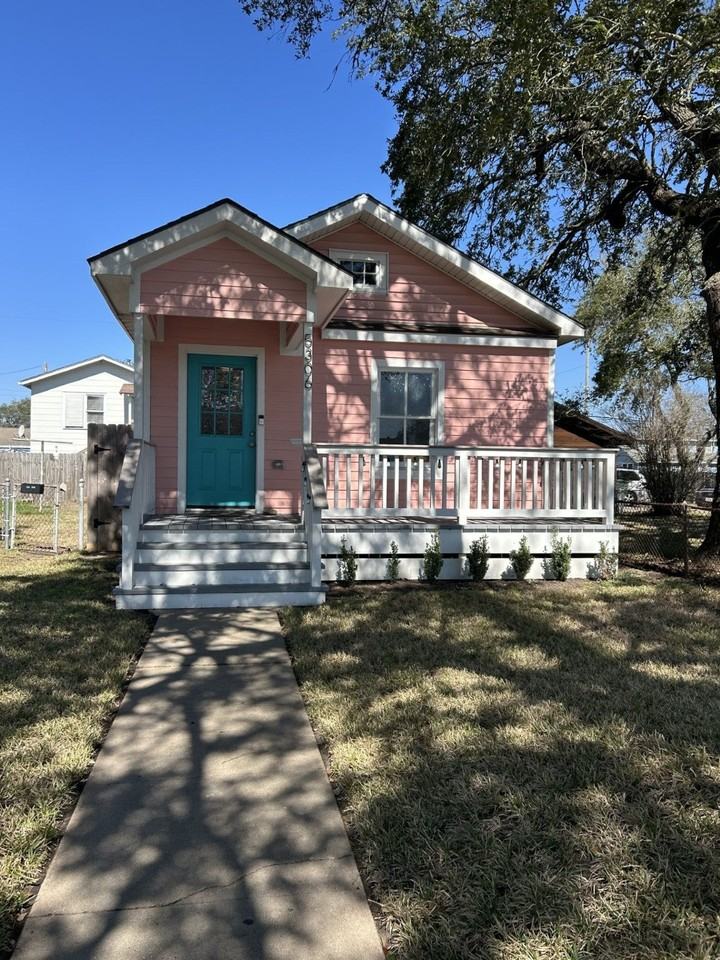 5306 Avenue P 1/2 - Photo 4 of 17