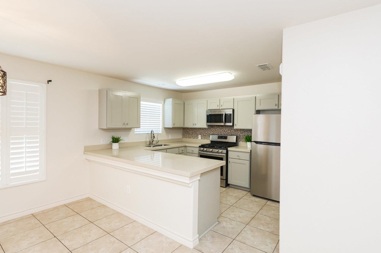 9813 Sandhill - Photo 4 of 28