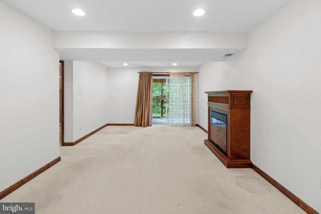 7700 Newington Forest Ave - Photo 3 of 5