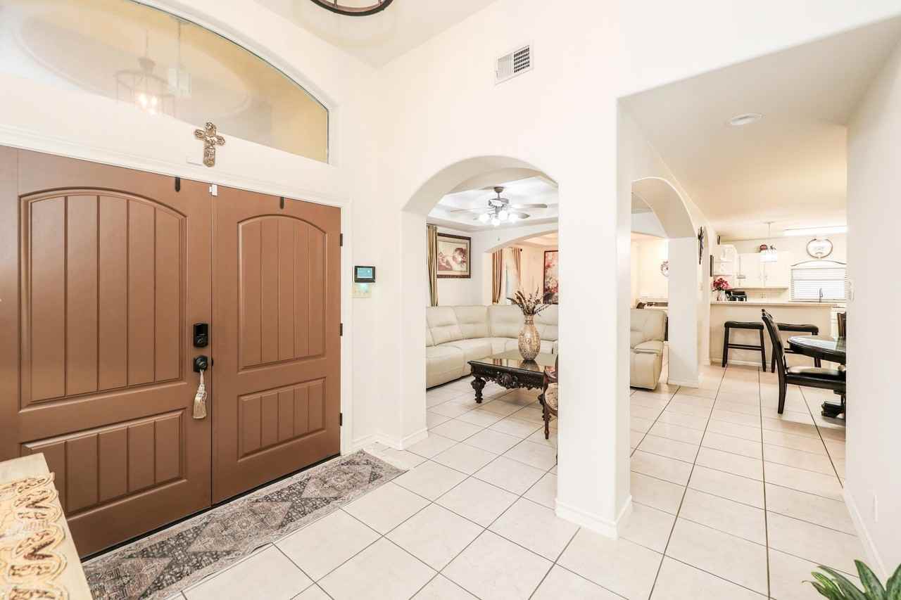 2040 Cochiti Dr - Photo 2 of 20