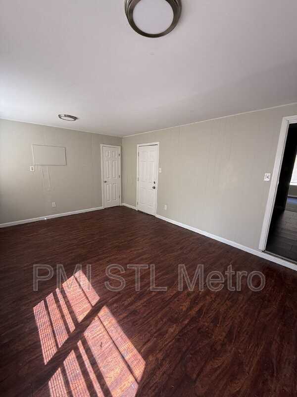 5319 Elsie Ave - Photo 7 of 9