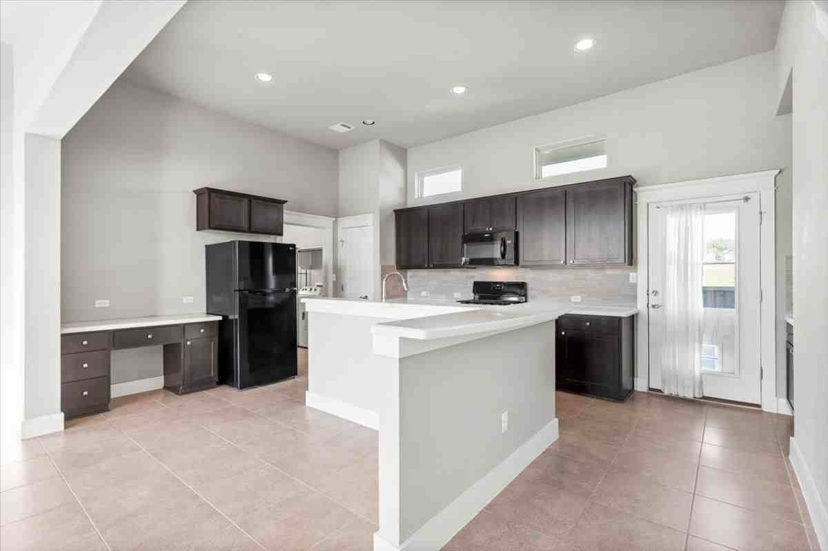 710 Arrow Point Drive - Photo 5 of 15