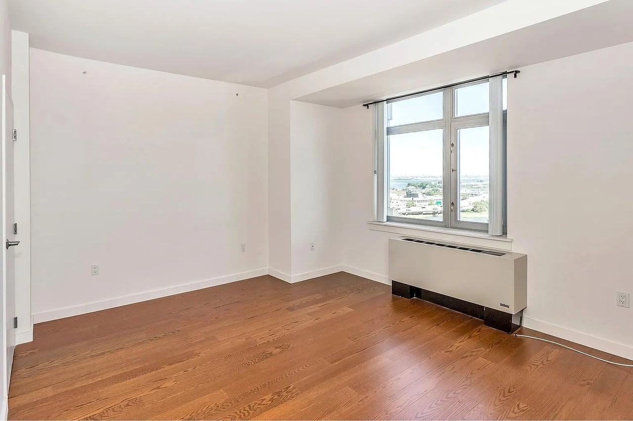 4026 College Point Blvd - Photo 2 of 13