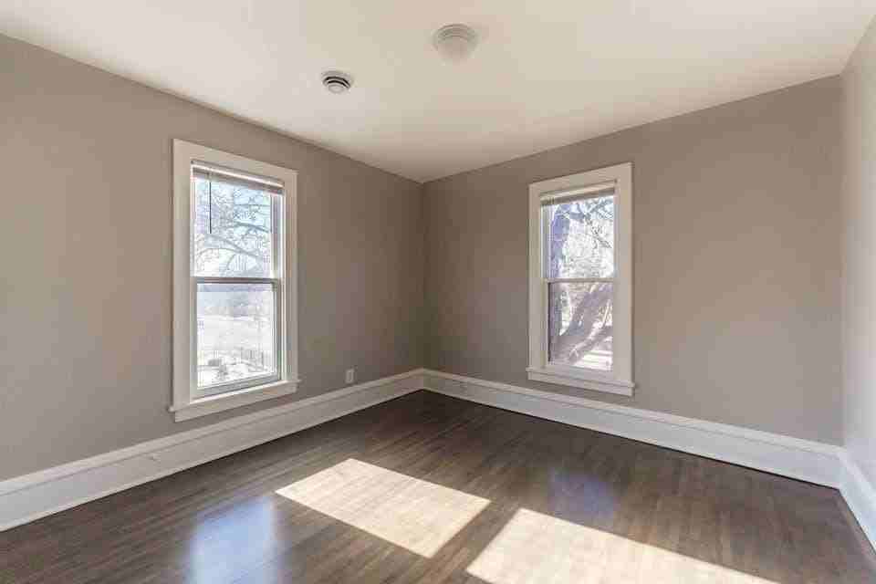 138 8th Ave Ne #2 - Photo 3 of 7