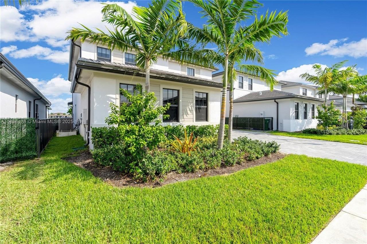 17571 Southwest 46th Street - Photo 3 of 50