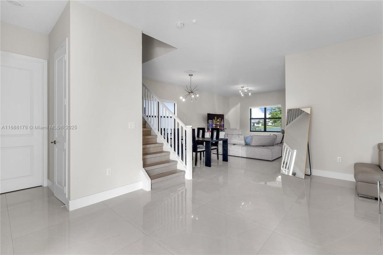 17571 Southwest 46th Street - Photo 5 of 50