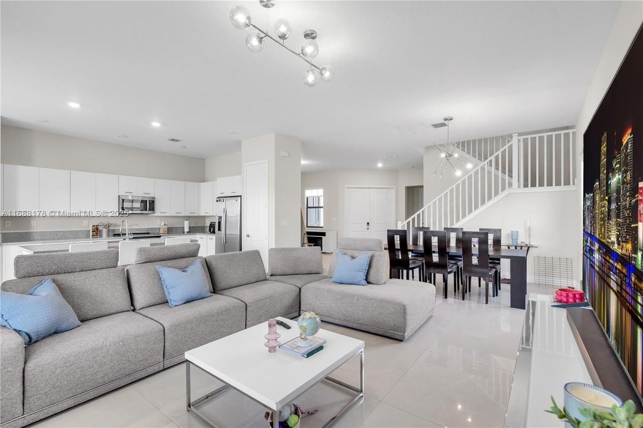 17571 Southwest 46th Street - Photo 6 of 50